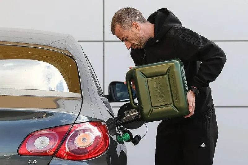 Из‑за остановок ряда нефтеперерабатывающих заводов власти разрешили продажу бензина стандарта «Евро‑3». Экологи предупреждают о росте загрязнения воздуха и рисках для здоровья при длительном использовании такого топлива.