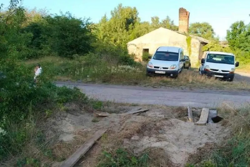 Местные жители выкапывают ямы и рвы вдоль берега, пытаясь помешать автомобилям доезжать до дюн. Туристы засыпают траншеи и подкладывают доски, а на выходных пляж заполняется палатками и машинами.