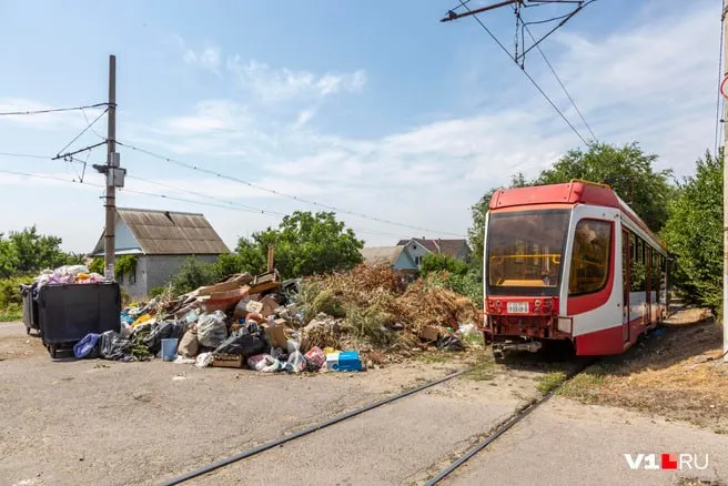 В Краснооктябрьском районе на улице Хользунова образовалась большая свалка между трамвайными остановками: жители жалуются на запах, грызунов и бездействие, в администрации утверждают, что уборку проводили два раза в прошлом году.
