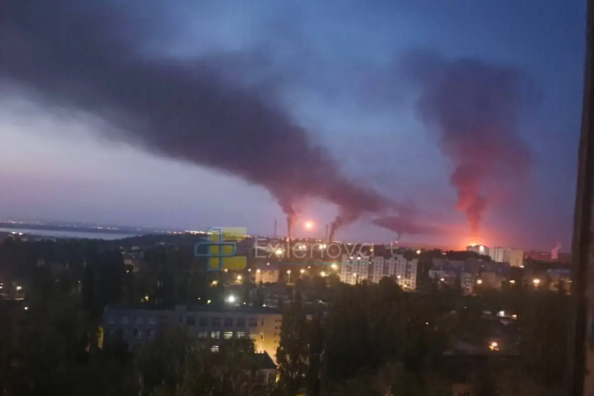На юге России зафиксированы пожары после ударов беспилотников; в Омске найден неразорвавшийся снаряд. На мировом фоне — дипломатические контакты США и Ирана, сокращение биржевых продаж бензина, рост спроса на частные джеты, рекордная жара в Западной Европе и выход Франции в полуфинал ЧМ.