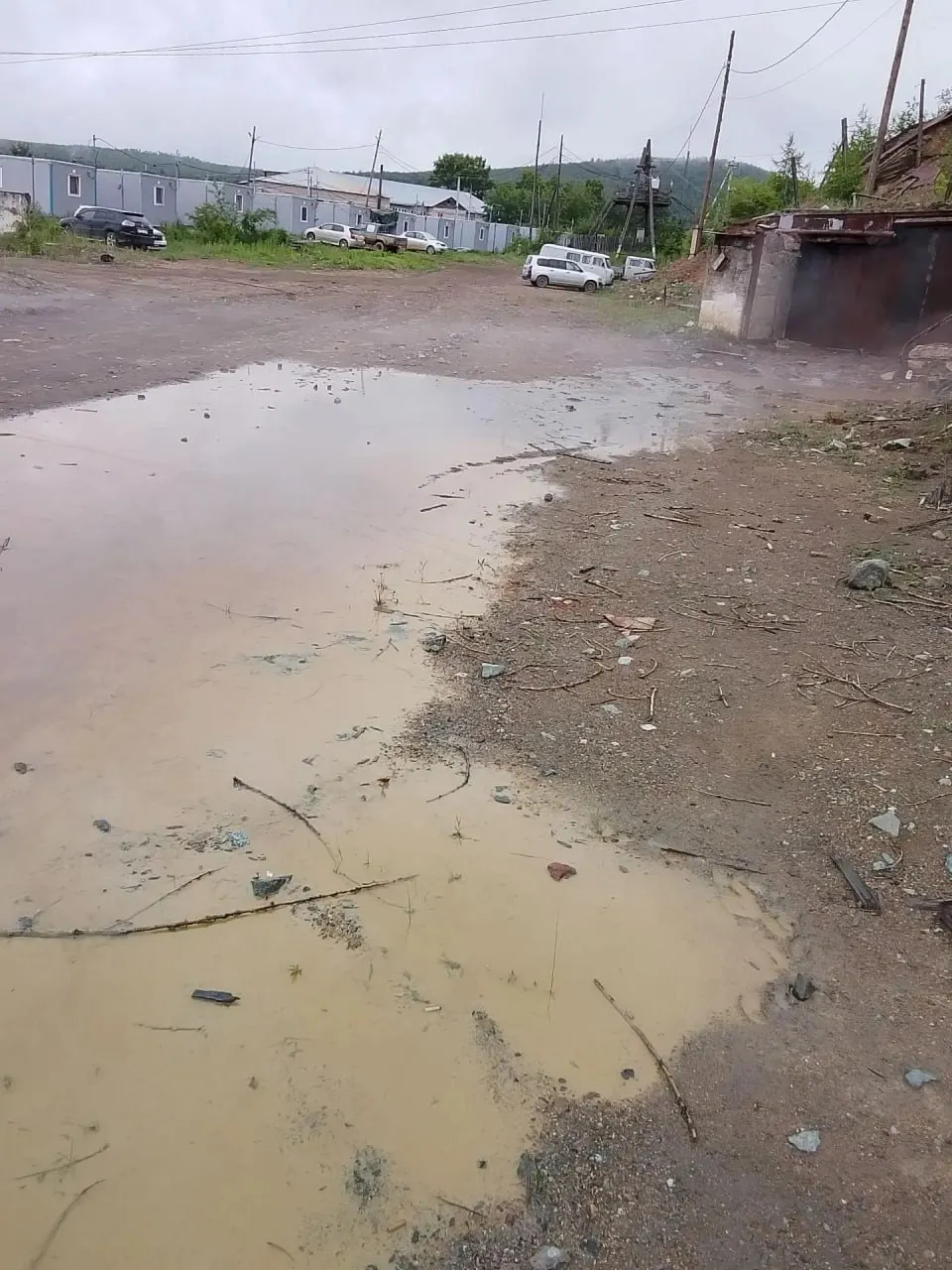 Шахтная вода вытекла на территорию бывших рудников в Вершино‑Дарасунском; администрация отправила запрос собственнику, жилым домам угроза пока не подтверждена.
