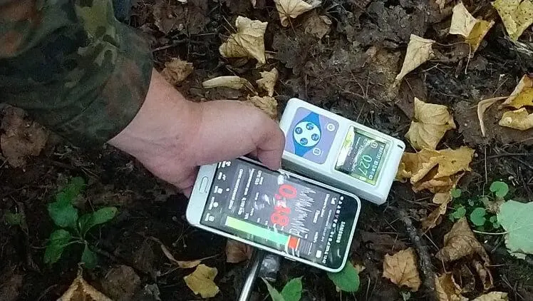 Радиоактивные вещества с полигона ядерных отходов попадают в окружающую среду — на берегах ручья выявлен цезий‑137, также обнаружена свалка радиоактивного грунта; утечки фиксировали и ранее.
