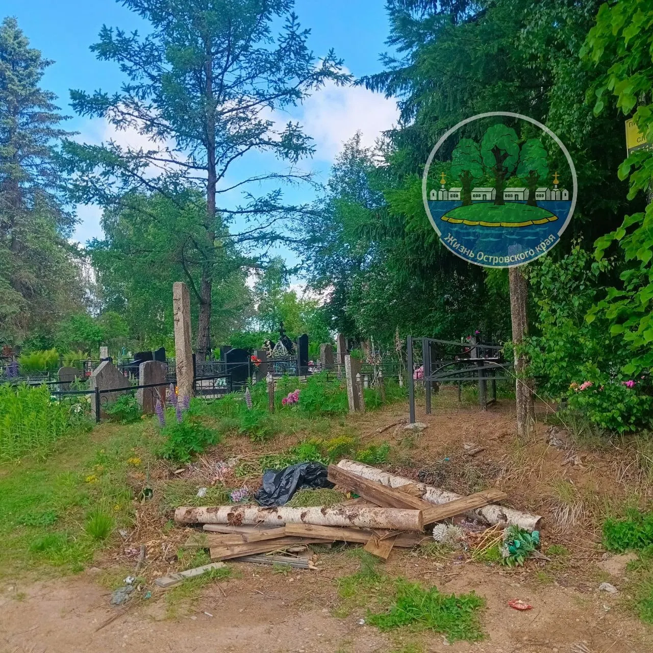Прокуратура подтвердила стихийные свалки и отсутствие надлежащей организации вывоза мусора на городском кладбище; в адрес главы округа внесено представление об устранении нарушений.