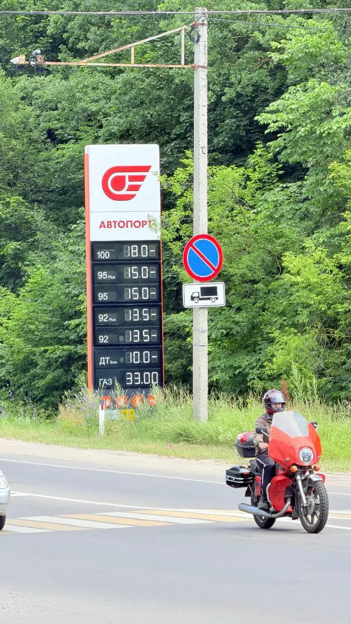 В республике одна из сетей частных АЗС продаёт АИ‑95 по 150 ₽ за литр. Автовладельцы сообщают о рывках, потере мощности и проблемах с двигателями — возможно, из‑за топлива низкого экологического класса.