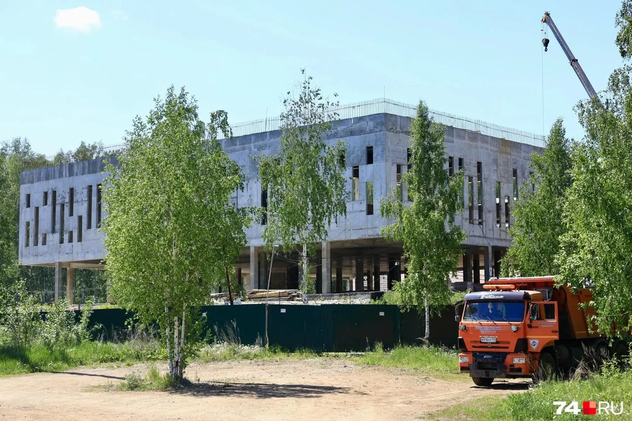 Копейская компания «Камелот» заявляет, что не получила 4,5 млн руб. за возведение железобетонного каркаса крытого катка. Заказчик указывает на претензии к качеству работ, строительство продолжается.