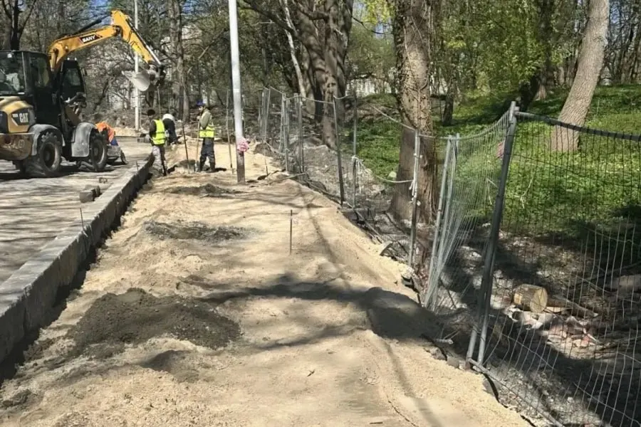 В Калининграде подрядная организация нарушила режим охраны памятника природы на улице Ботанической: строительная техника повредила часть фундамента и зеленые насаждения, виновные привлечены к административной ответственности.