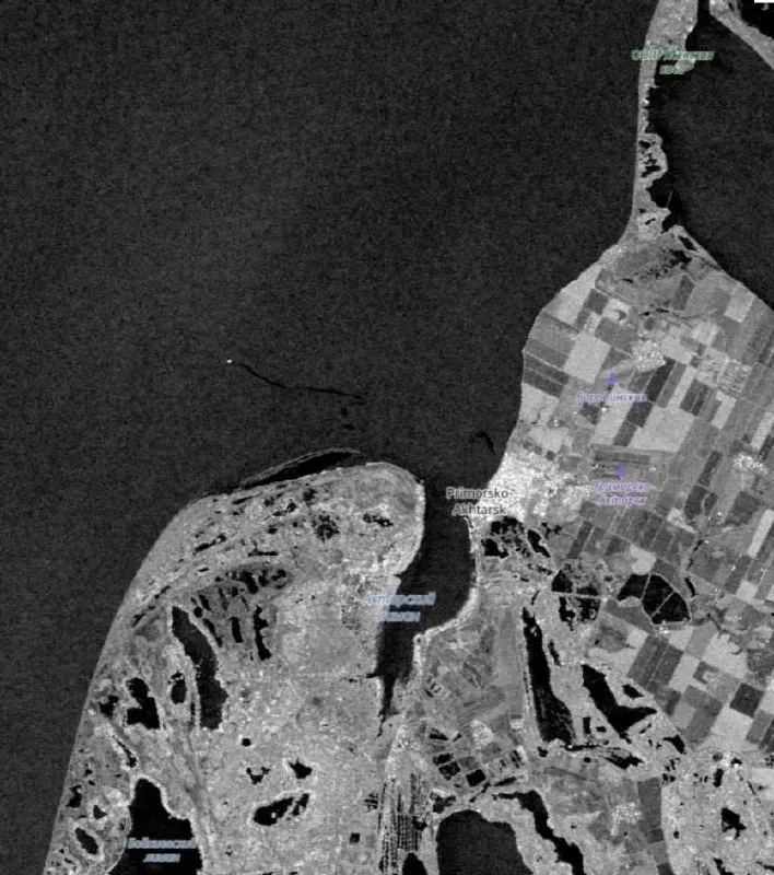 У берегов и на набережной Приморско-Ахтарска выявлено нефтяное пятно площадью около 1 км². Экологи предупреждают о серьёзных последствиях для Азовского моря.