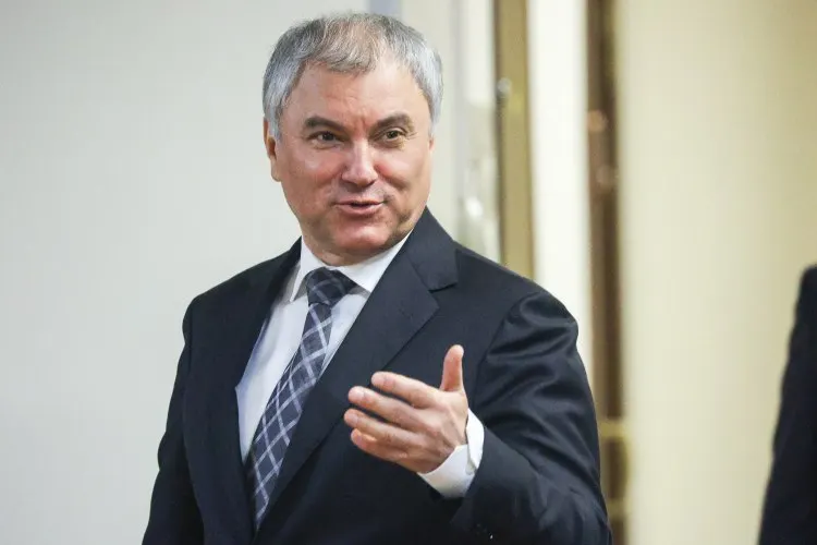 Спикер Госдумы призвал жителей больших городов активнее пользоваться электротранспортом, отметив, что скоростной трамвай может стать дешёвой и экологичной альтернативой метро в условиях дефицита горючего.