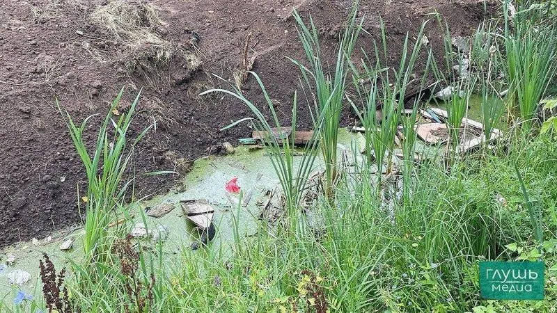 Жители пожаловались на свалку в пойме реки; по словам главы района, если арендатор не устранит нарушения, администрация будет добиваться расторжения договора аренды через суд.