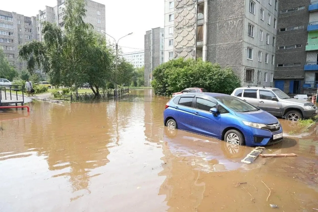 В ряде районов Красноярска и в окрестностях произошло масштабное подтопление: спасатели эвакуировали людей, работала техника, к утру 9 июля уровень воды начал снижаться.