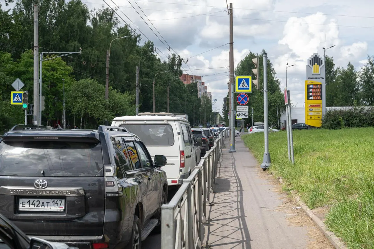 Проверка семи петербургских автозаправок показала: в город пока продолжают привозить бензин Евро‑5. Работники АЗС советуют клиентам сверять сопровождающие документы на каждую партию топлива и относятся скептически к быстрой смене стандарта.