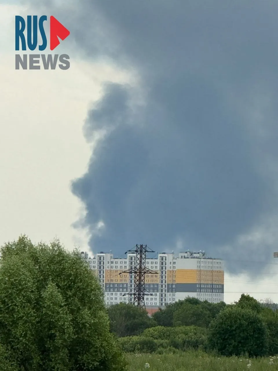 Практически двое суток в Твери продолжается пожар на нефтебазе после ночной атаки беспилотников: сильный дым, перебои со связью и дефицит топлива подтверждены властями.