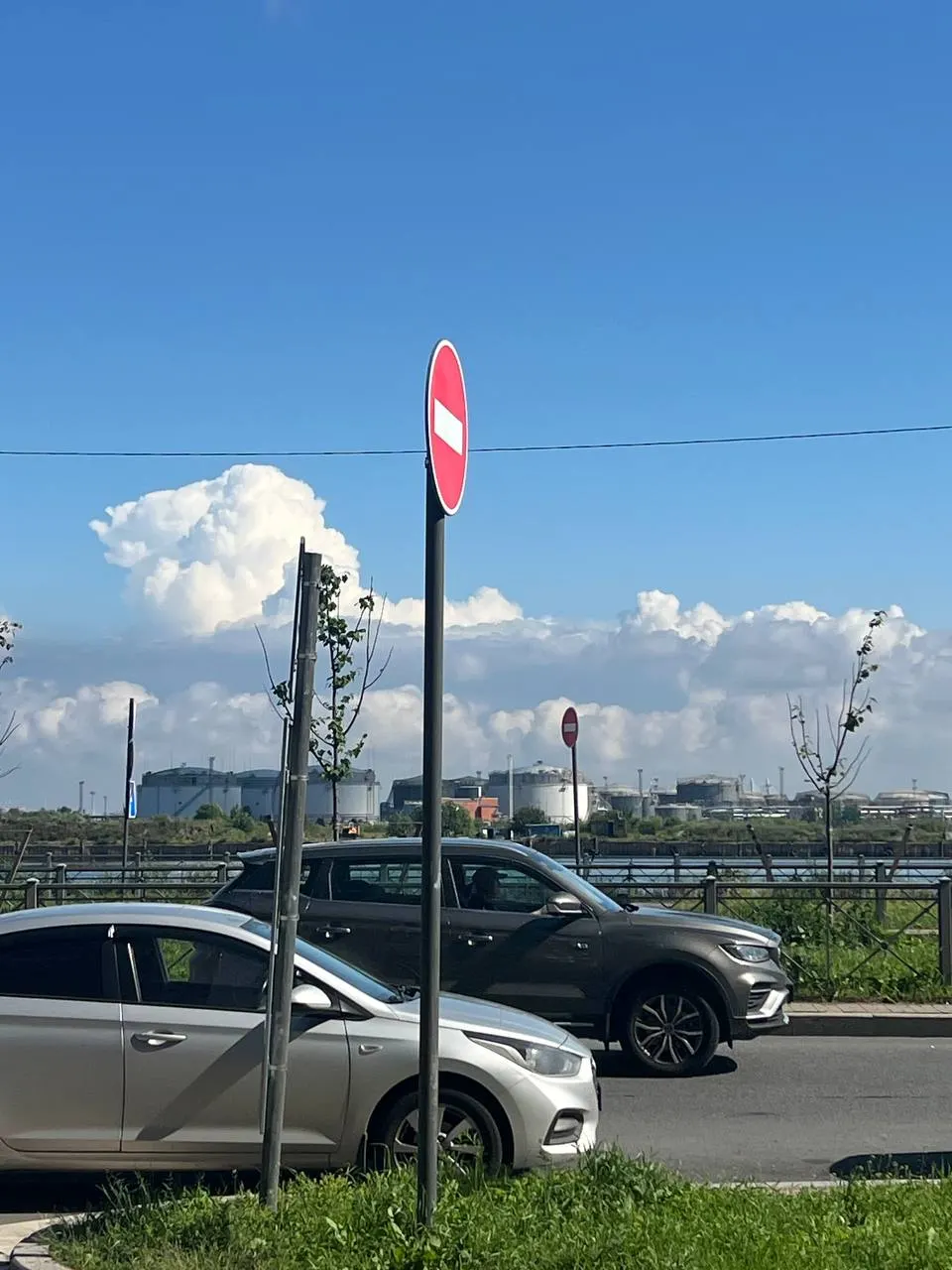 По трансляции камеры видно, что дым от утренней атаки на нефтяной терминал в Петербурге прекратился. По данным AccuWeather, качество воздуха в городе сегодня — «среднее».