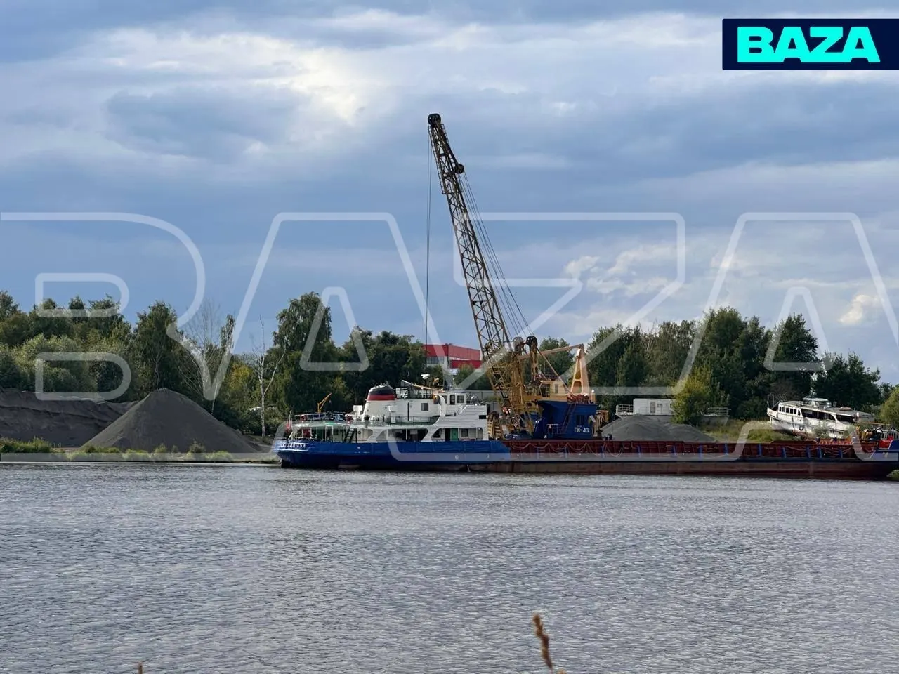 В Клязьминском водохранилище баржа села на мель, перекрыв гавань и создав очередь судов. Местные жители утверждают, что цементный завод возводят в водоохранной и санитарной зонах без необходимых прав и согласований; активисты добиваются правовой оценки строительства.