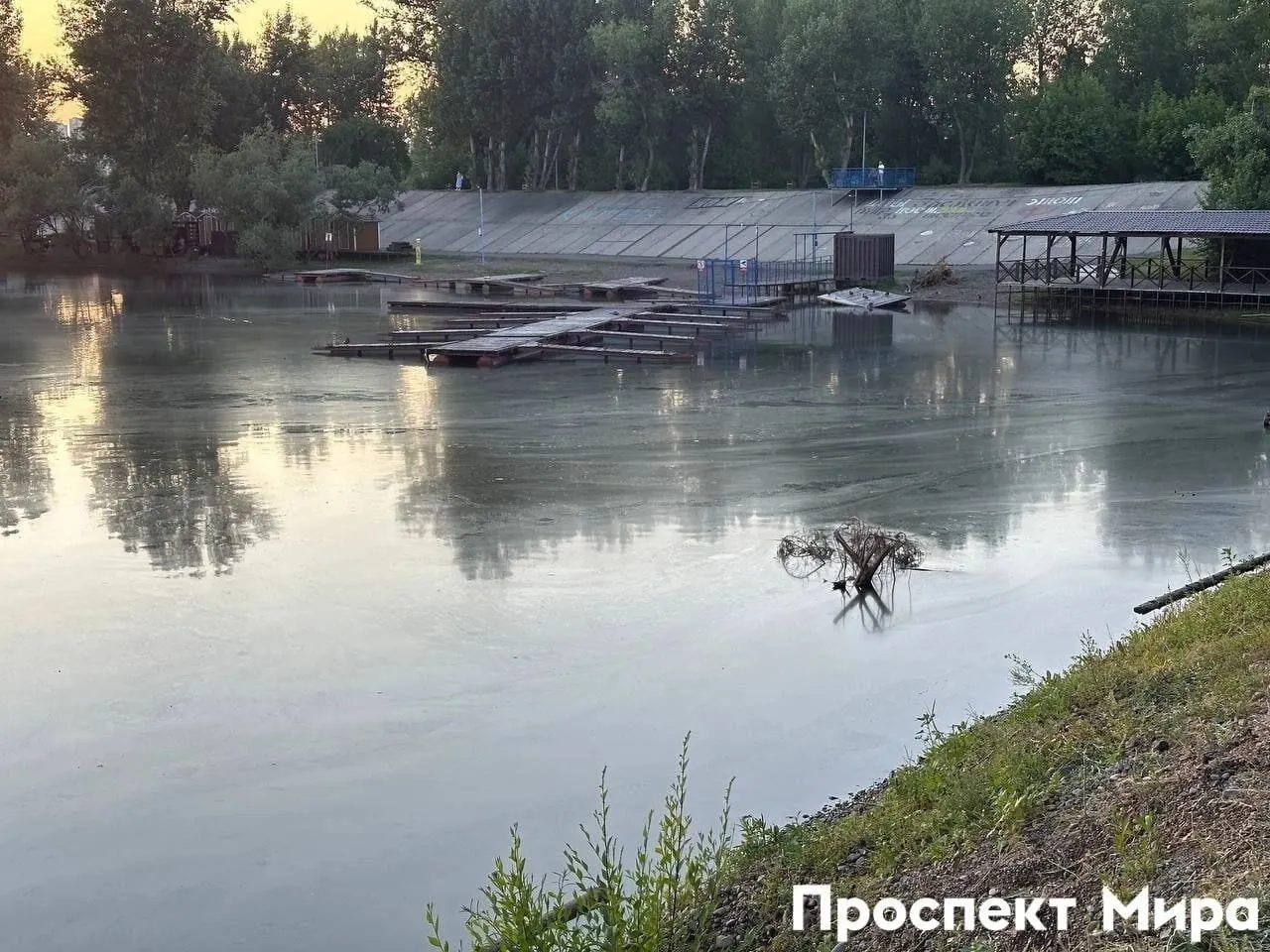 На Абаканской протоке вечером обнаружили масляную плёнку; спасатели установили 100 м боновых заграждений у Николаевского моста и обработали сорбентом 215 м² акватории.