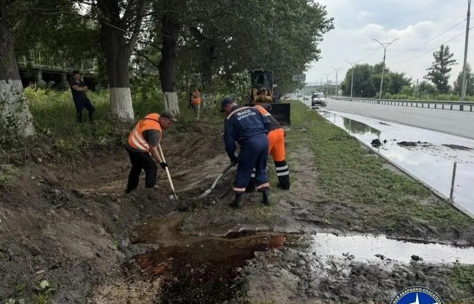 Из‑за ДТП возле остановки «Звёздная» на проезжую часть вылилось примерно 200 литров солярки; спасатели и коммунальщики засыпали участок песком и очищают дорогу.