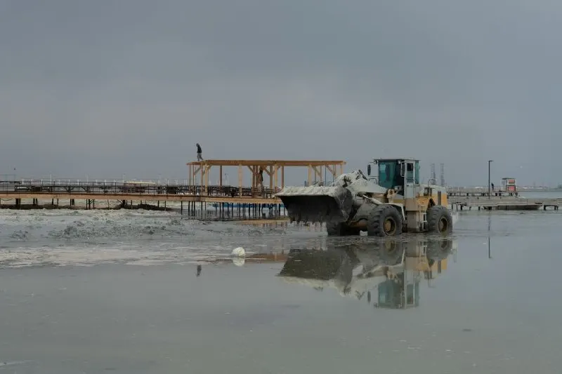 Уровень Каспийского моря опустился до исторического минимума: берега покрываются илом и водорослями, порты работают с перебоями, а экосистема быстро деградирует. Что это значит для прикаспийских регионов и людей, которые там живут.
