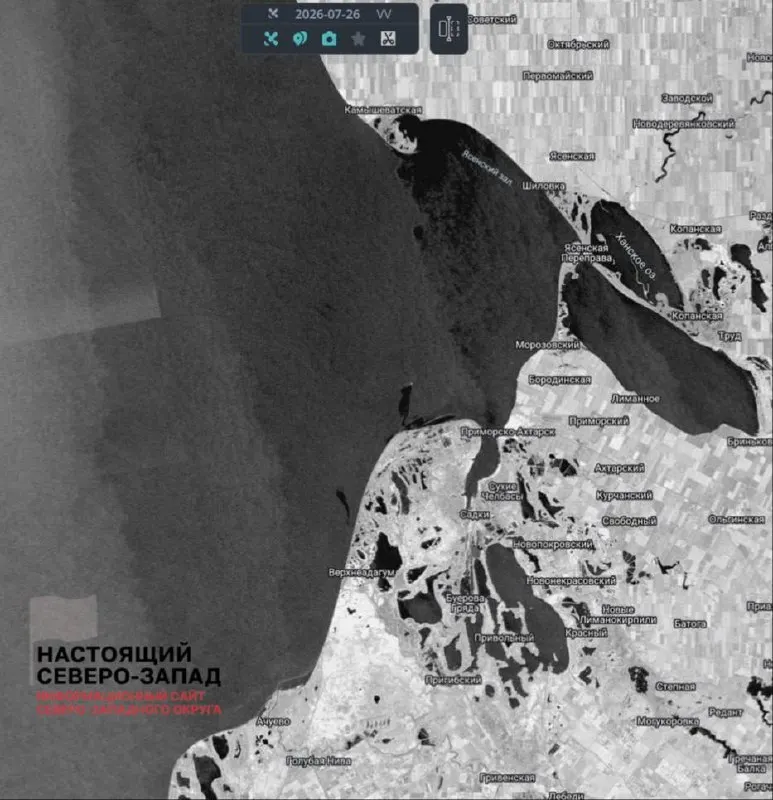 Спутниковые данные показывают крупные масляные пятна у Ахтарских лиманов — одно из них заняло 4,7 км². Концентрация нефтепродуктов в воде превышает норму в 5,4 раза. Атаки на суда и портовую инфраструктуру усугубляют экологические и социальные риски.