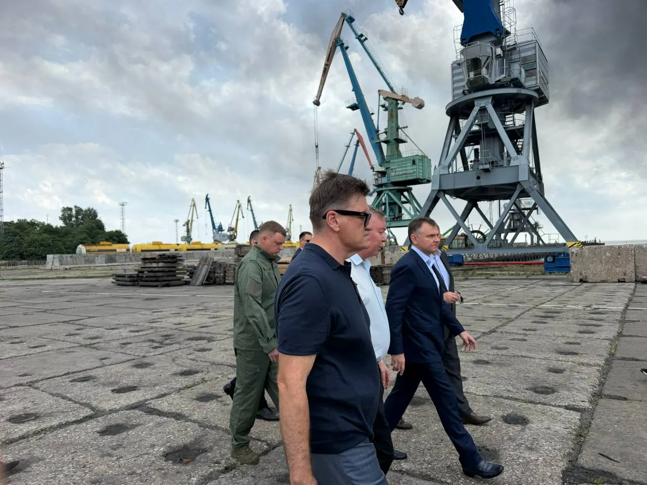 Спутниковые снимки показывают масляную плёнку в акватории Таганрогского залива — загрязнение распространилось почти на три километра к югу от берега. Местные жители жалуются на маслянистые следы на растительности и машинах; власти ситуацию отрицают и проводят проверку.