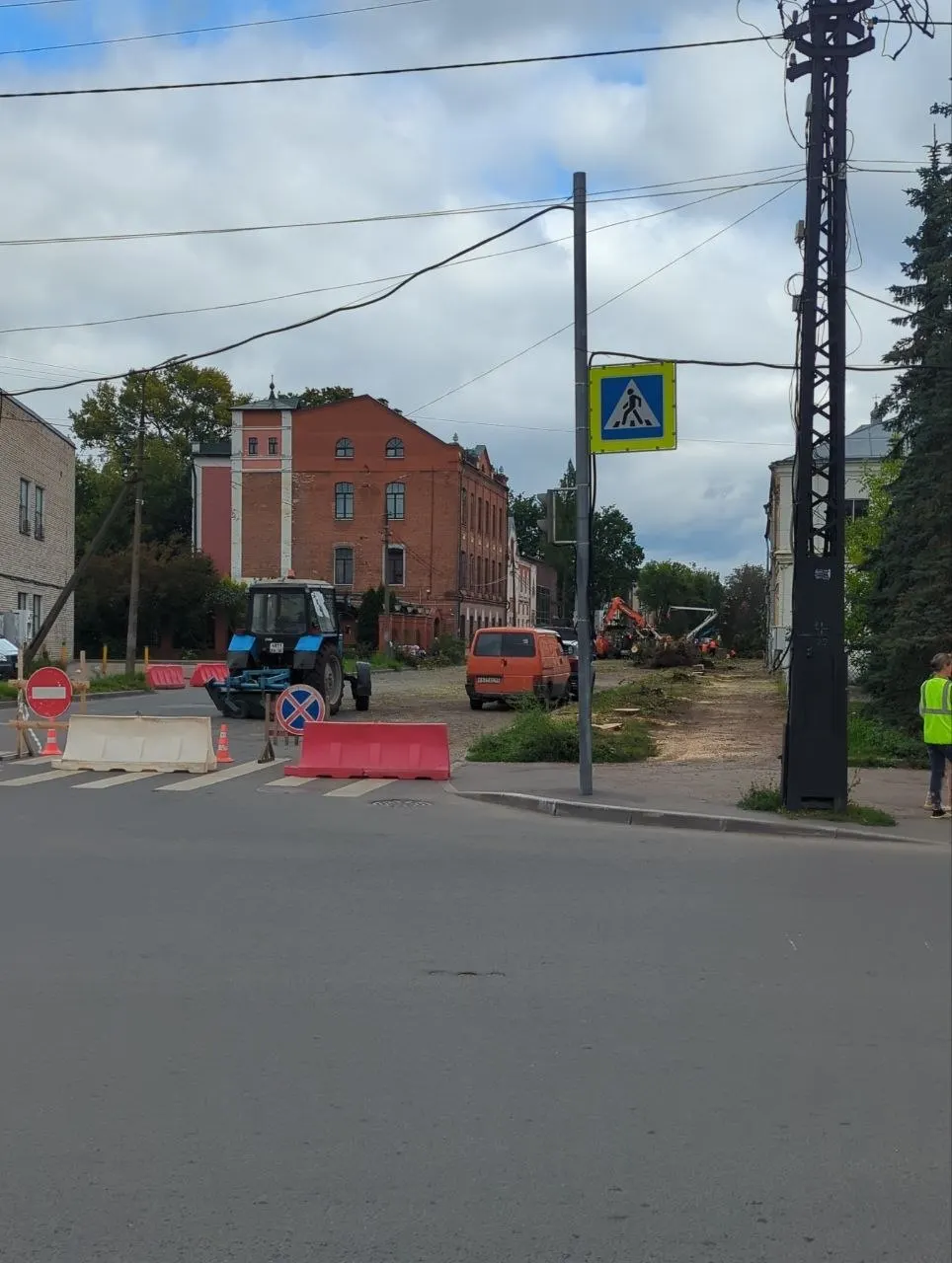Городская администрация объявила о частичной вырубке деревьев на реконструкции, объясняя решение необходимыми мерами безопасности и запланированной компенсационной высадкой.