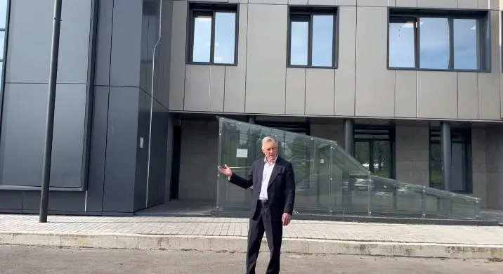 Центр занял 2000 м² в достроенном корпусе на Стрелке — аренда обошлась краю в 19,6 млн рублей, на капремонт потратили ещё 2,6 млн.