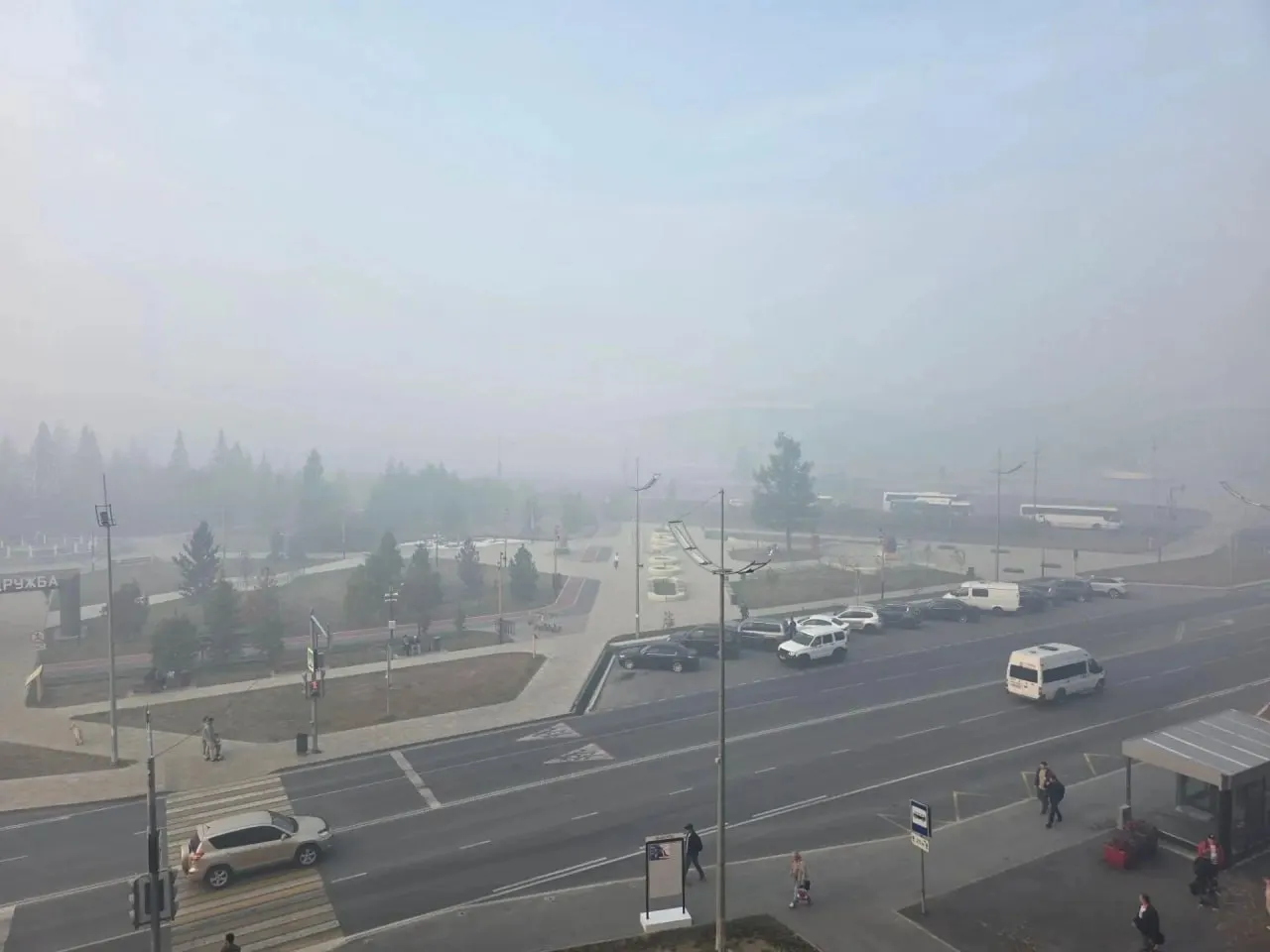 Дым от лесных пожаров охватил населённые пункты региона. Власти вводят режим ЧС в лесах и направляют силы на защиту людей и объектов добычи.
