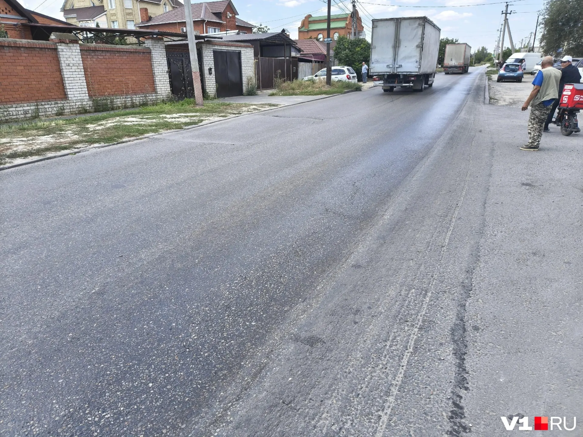 На участке дороги образовалась лужа масла; очевидцы говорят о потере управления и падении курьера на электросамокате. В мэрии сообщили, что на место выехали дорожники.