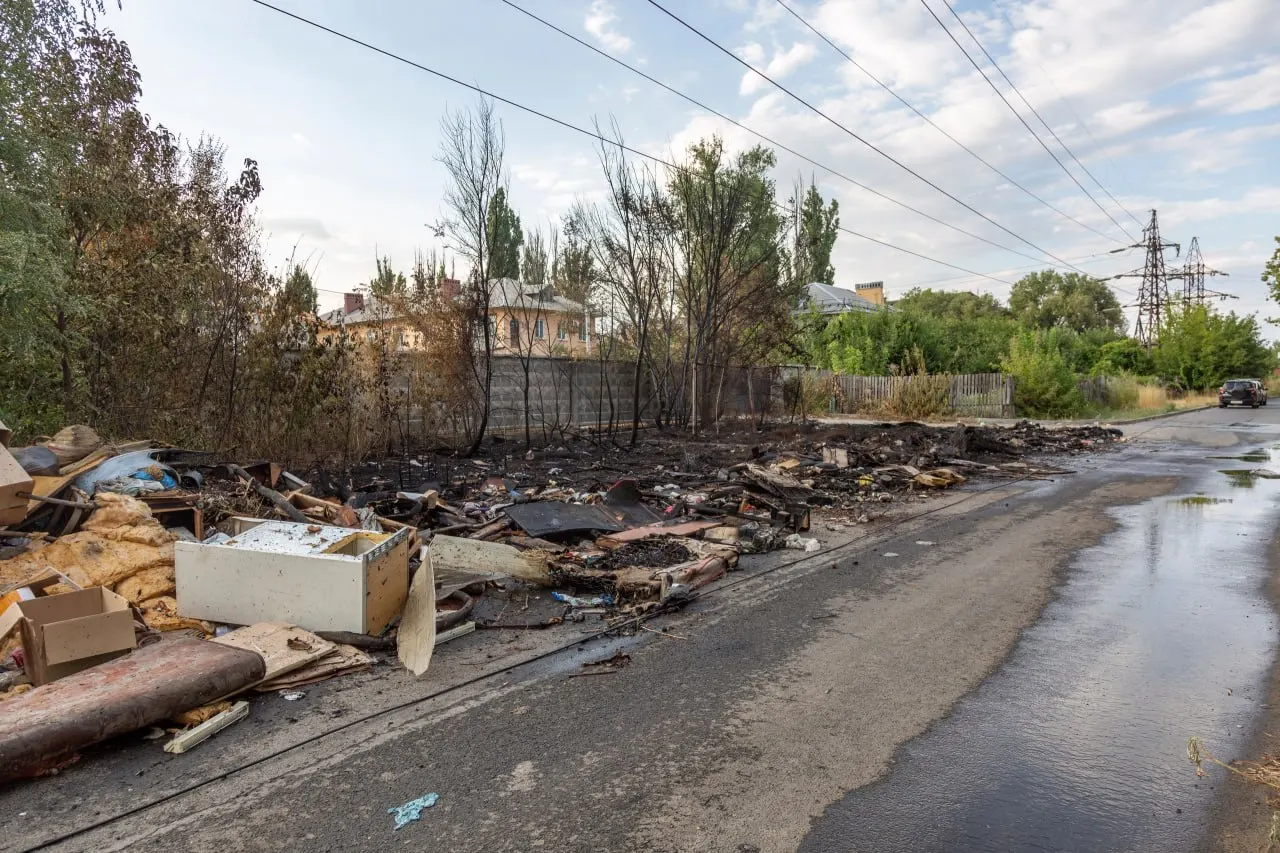 Пожар на стихийной свалке в Волгограде сопровождался густым черным дымом, распространившимся рядом с контейнерной площадкой.