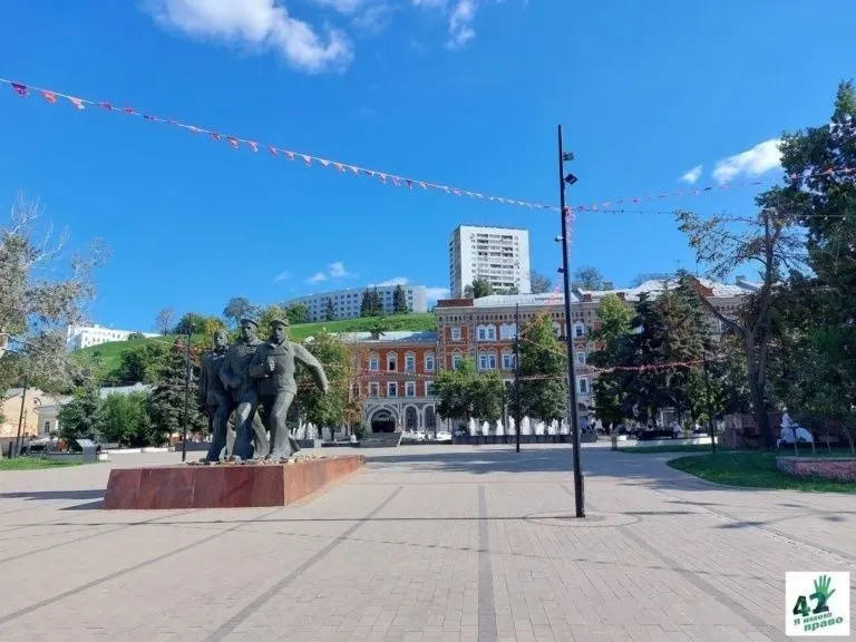 Нижегородский районный суд постановил, что администрация города должна привести площади зелёных территорий общего пользования в соответствие с нормой — не менее 70% озеленённых участков. Решение может быть обжаловано.