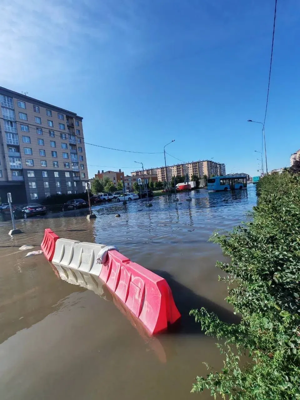 После мощных осадков район Колпинский частично оказался под водой; работают насосные станции, ситуация контролируется местными службами.