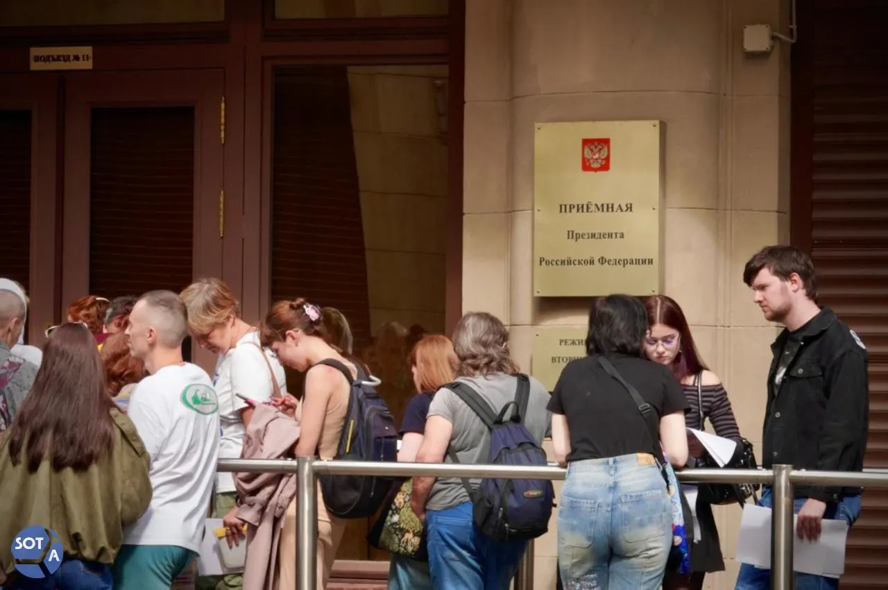 Активисты устроили акцию у здания Администрации президента в Москве и потребовали мер по защите природы и гуманному обращению с животными; часть участников была задержана.