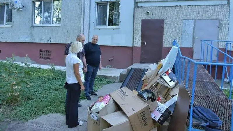На совещании обсудили причины задержки вывоза мусора в центре Балакова и приняли меры по ускорению уборки, включая привлечение дополнительных машин и ночную смену.