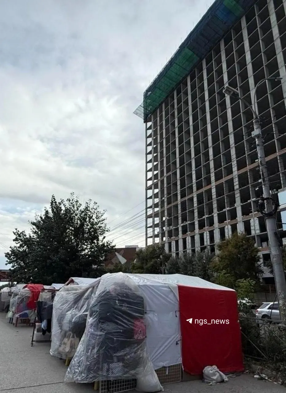 Сильный ветер приносит пыль и мусор с стройплощадки на школьную ярмарку; продавцы жалуются, администрация обследует территорию.