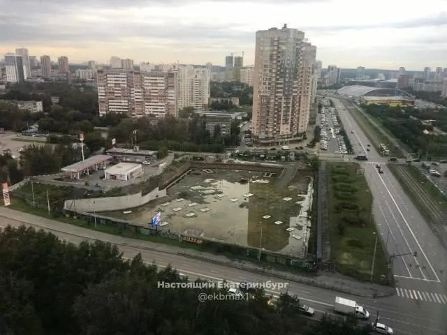 Место под паркинг стало источником воды и грязи; власти пока не дают конкретных сроков возобновления работ.