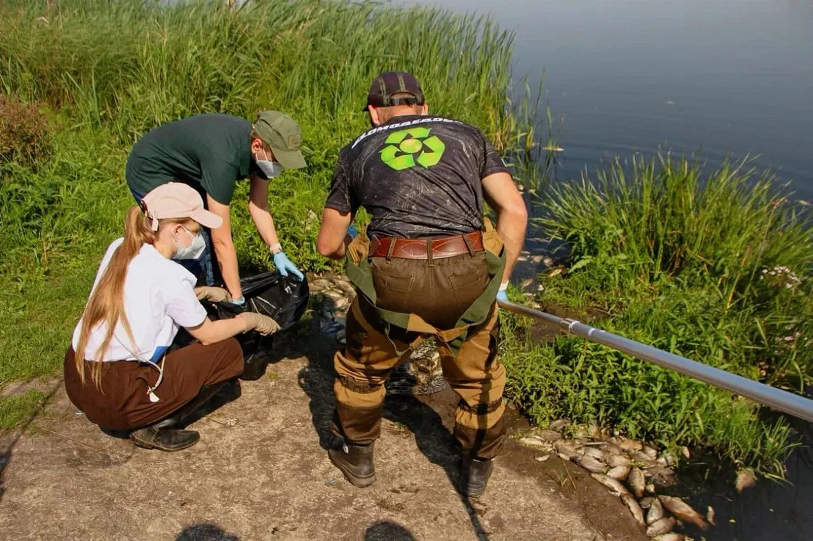 После падения обломков на складской комплекс произошло разлив химических веществ, пострадали водоёмы и водоснабжение. Власти организовали подвоз воды, экосистемы подлежат восстановлению.