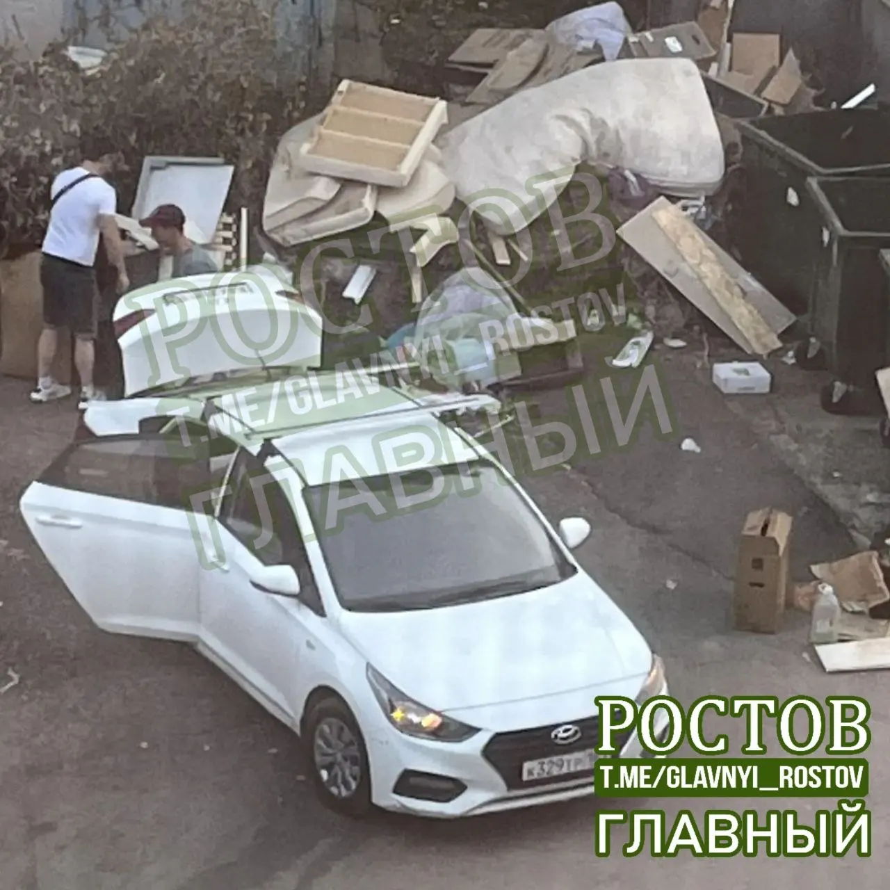 В Ростове-на-Дону зафиксирована несанкционированная свалка бытовых отходов возле домов Космонавтов. Экологи и власти работают над устранением проблемы.