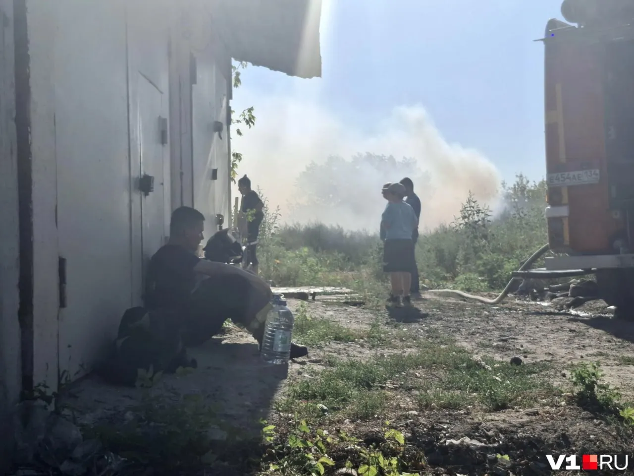 Наблюдается крупное возгорание над Дзержинским районом Волгограда; огонь охватывает балку между ул. Хорошева и Третьей продольной магистралью, локализацию очага подтвердило МЧС.