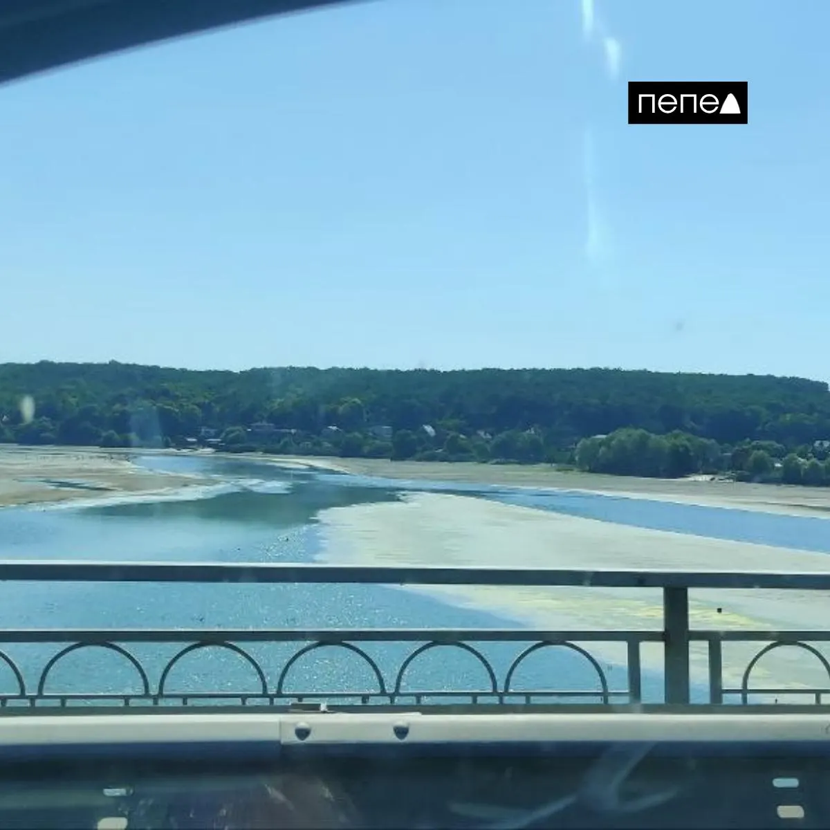 После разрушения водосброса начался неконтролируемый сброс воды, что привело к снижению уровня водохранилища, затоплению сельских территорий и ухудшению экологической обстановки на фоне военных действий в регионе.