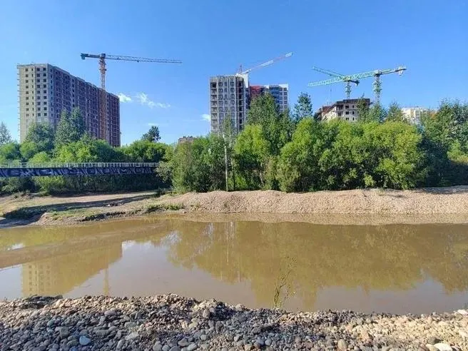 Изменение цвета воды в реке Ушаковке вызвало тревогу — власти проводят проверки, работы по регулированию русла идут по контракту, действующему до 2027 года.