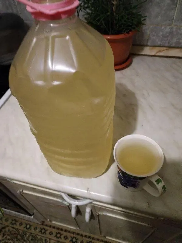 После проливных дождей вода в кранах стала мутной и желтой; специалисты проводят исследования и готовят перерасчет за период некачественного водоснабжения.