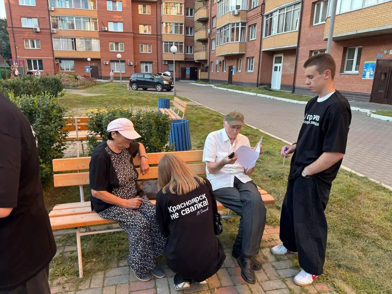 Активисты собирают подписи против проекта мусорного комплекса, который планирует принимать до 789 тысяч тонн отходов в год и оценивается в 7,5 млрд рублей; требуются публичные слушания и федеральная экспертиза.