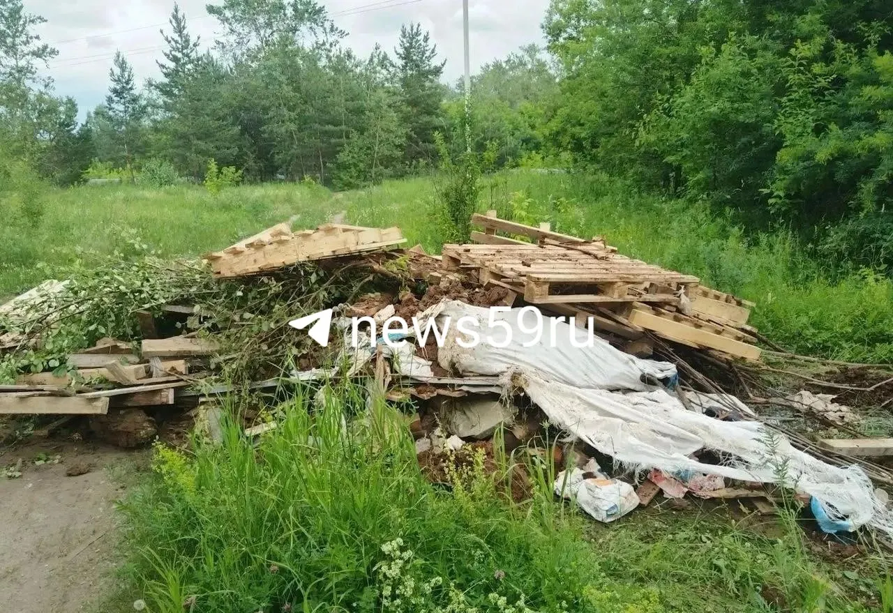 В жилом районе зафиксирована длительная несанкционированная свалка строительных отходов в водоохранной зоне реки Мулянка; власти планируют административные меры и включение участка в реестр свалок.