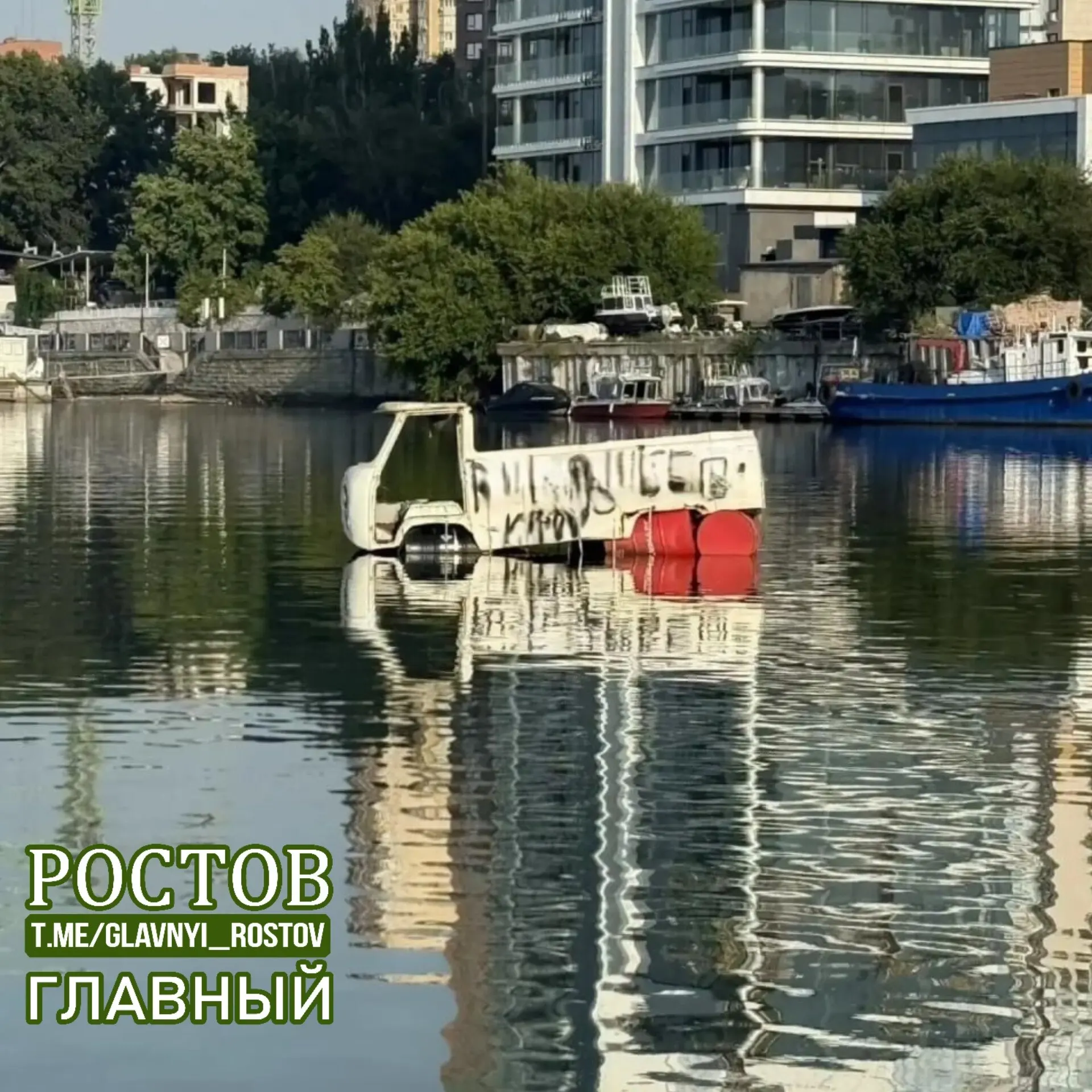 Спасатели вывезли на берег самодельный плавсредец — металлический кузов УАЗа, установленный на пустых бочках, после чего зафиксирован риск загрязнения акватории.