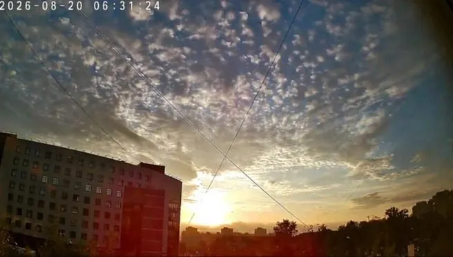 Круглосуточный мониторинг неба на географическом факультете позволяет фиксировать движение облаков, туман и грозы; данные могут пригодиться метеорологам, экологам и студентам.