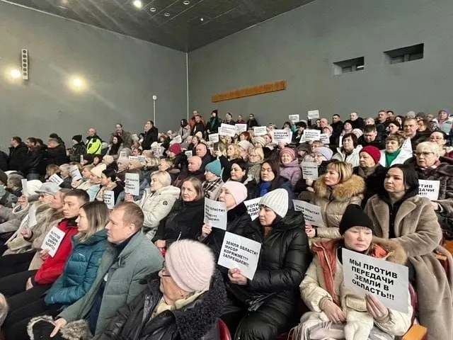 Суд принял решение об отмене заключения госэкспертизы по проекту мусоросортировочного комплекса, который планировали построить вблизи Коряжмы; протесты местных жителей продолжаются.