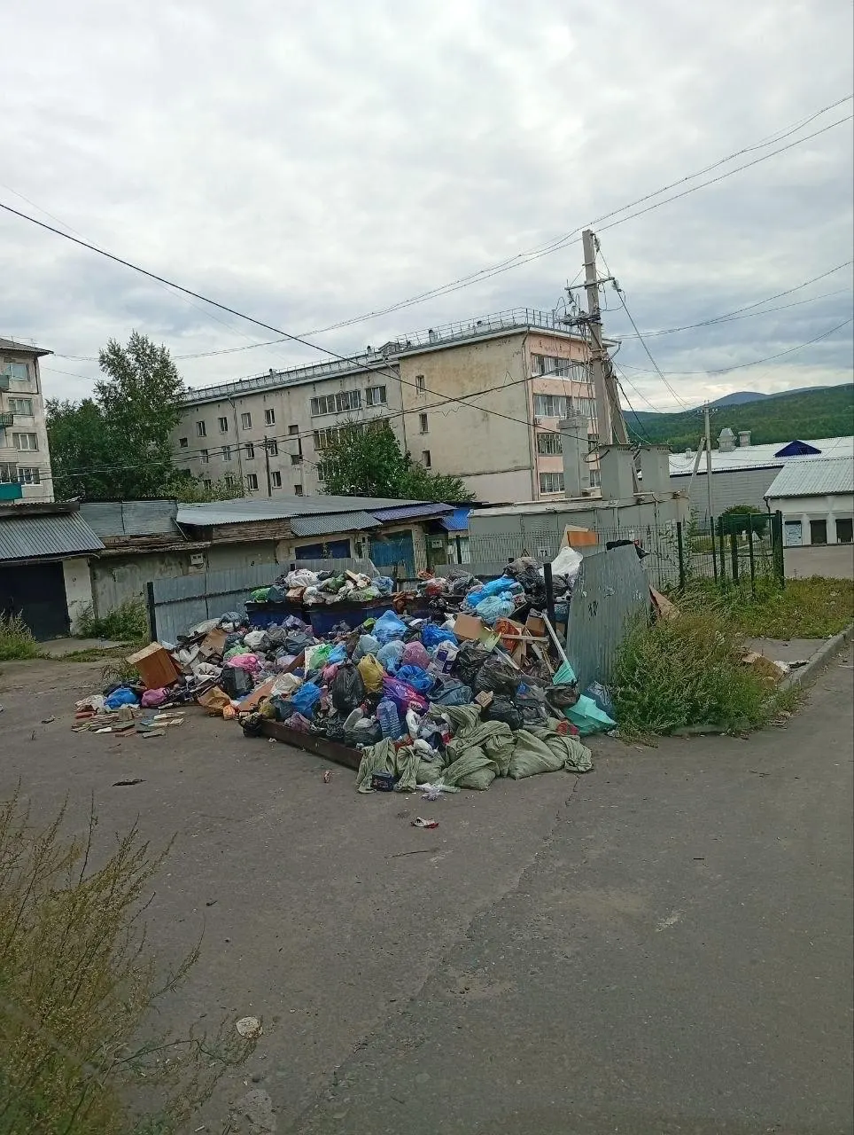 Мусор переполняет площадки в Бодайбо; жители жалуются на бездействие оператора, а город сталкивается с коммунальными и экологическими трудностями.