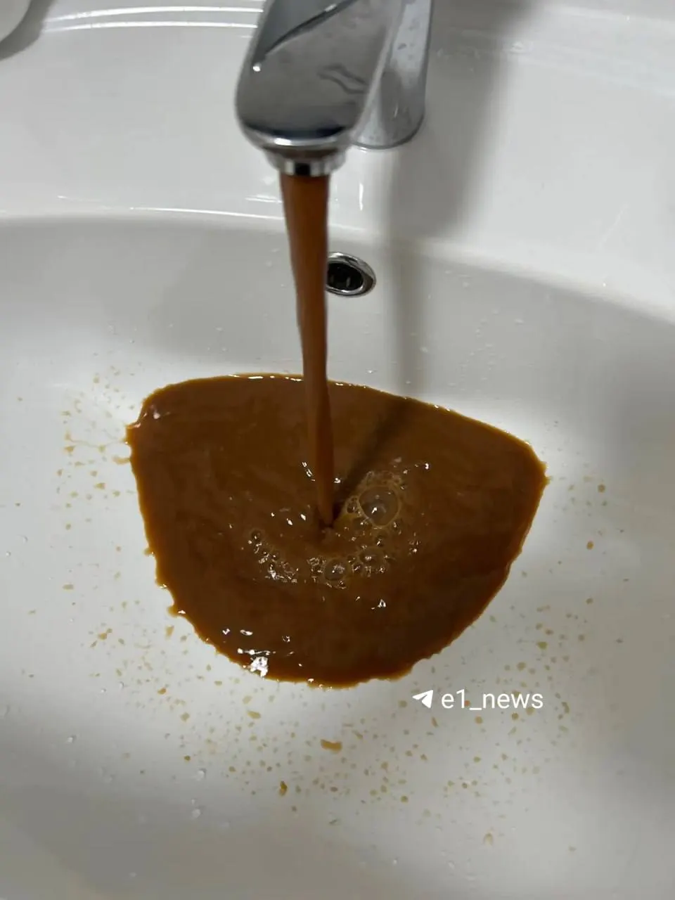 Горожане сообщают о мутной воде и запахе из-под крана, призывая проверить водоснабжение.
