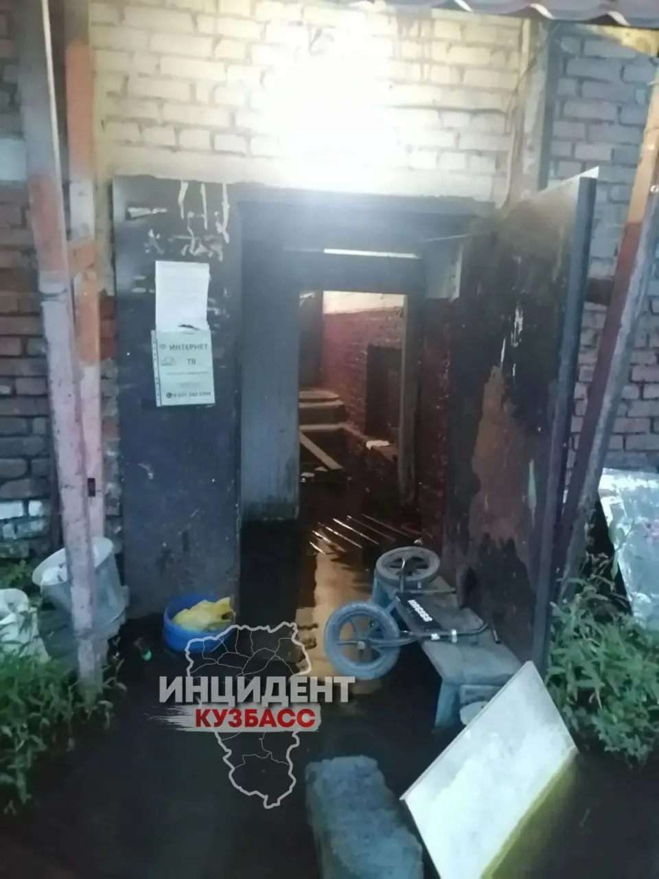 Из-за сильного подтопления дома оказались отрезаны от дорог, жители не могут выйти из подъездов, ведутся работы по откачке воды.