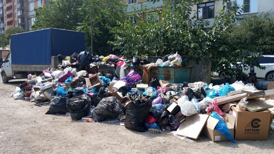 В Каспийске образовался мусорный коллапс: баки переполнены, горожане вынуждены складывать отходы рядом с контейнерами. Причина — поломка мусоровозов после заправки некачественным топливом на фоне топливного кризиса после атак на НПЗ.
