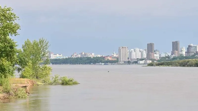 Из-за роста уровня воды в Амуре власти ввели режим ЧС. Прогноз гидрологов указывает на возможное повышение до 6 метров к концу августа; частично подтоплены участки на левом берегу.